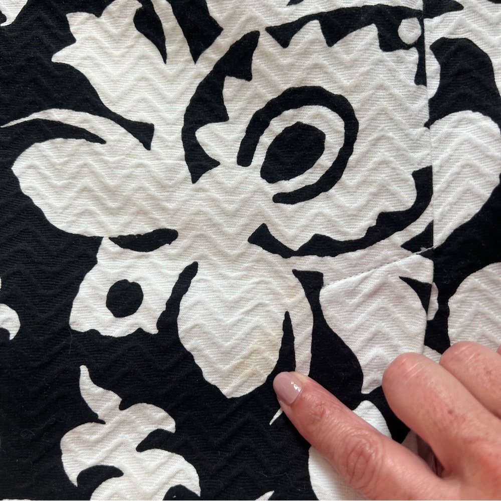 Talbots Black and White Floral Pencil Skirt Size 2 - Picture 7 of 7